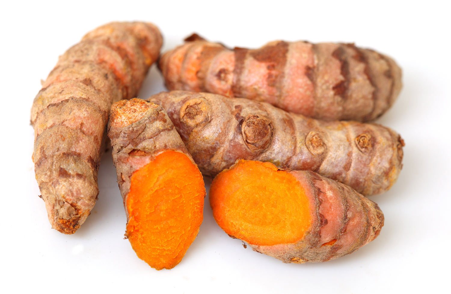 Turmeric Root – 500 g Fresh turmeric roots with orange interior, 500 g, on a white background.