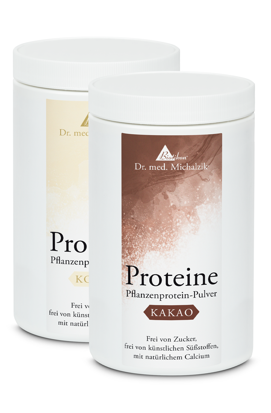 Plant Protein Powder Cocoa – 500 g Two white containers of plant protein powder, one cocoa flavored and the other unflavored, each 500 g.