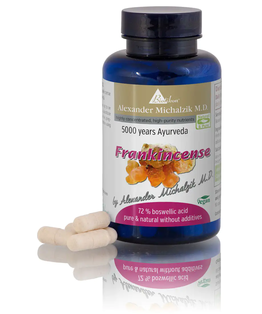 Frankincense 100 Capsules - High Concentration Blue bottle containing 100 vegan frankincense capsules with resin pieces, placed in a reflective position.