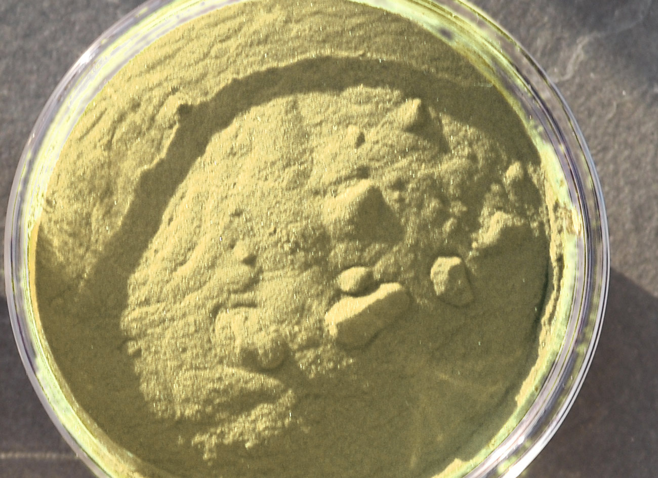 Green Superfood Powder – 250 g Green powder in clear packaging, 250 grams, made from various superfoods.