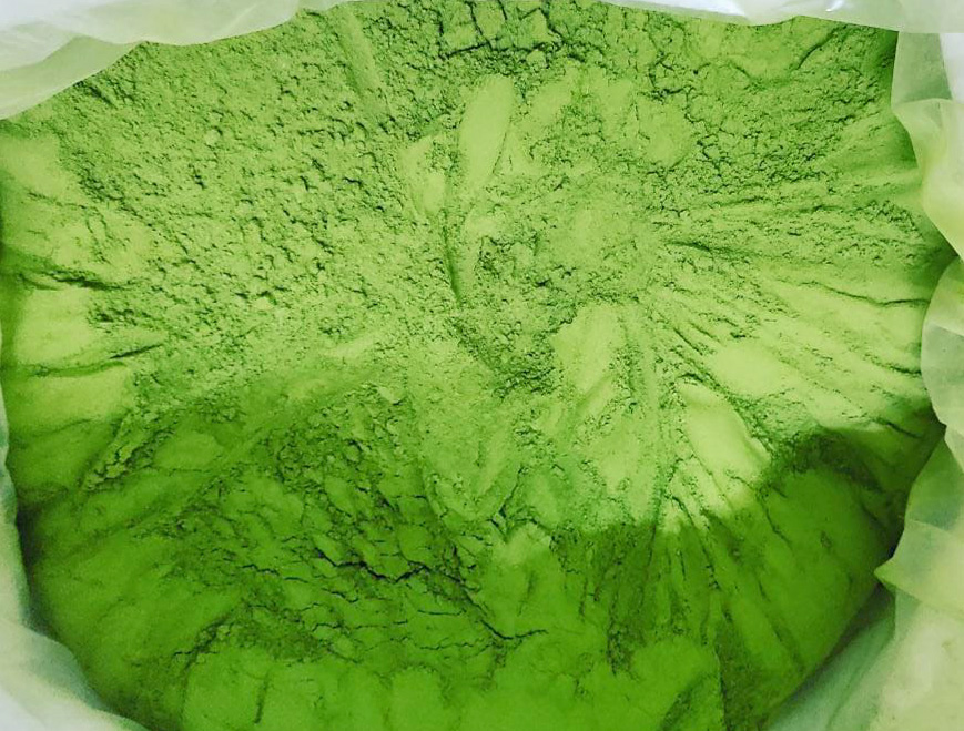 Green Superfood Powder – 250 g Fine green powder in packaging, clearly visible. The powder has a bright green color and a smooth texture.